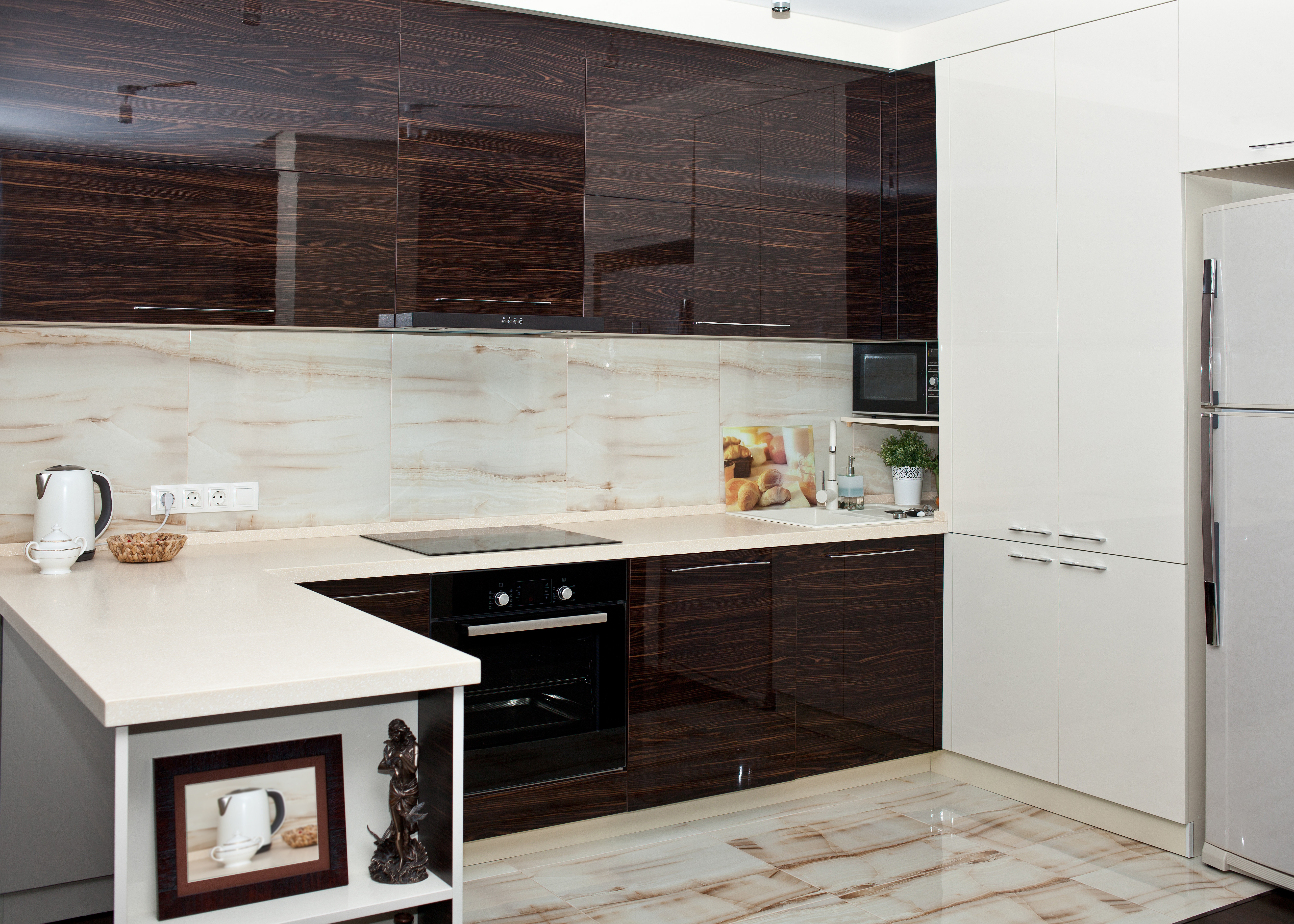 Sleek Modern Kitchen with Elegant Materials
